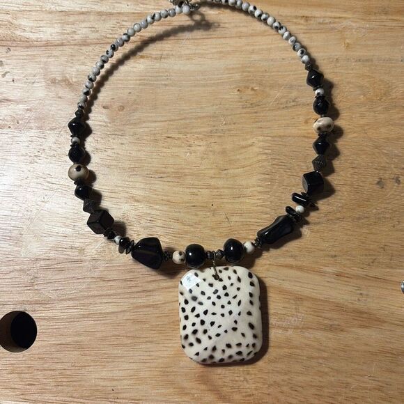 Necklace, Black and White Beaded Choker Necklace, NEW, Handmade, 15” - Picture 5 of 8